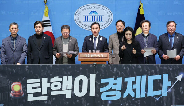 국회 기획재정위원회 소속 더불어민주당 위원 등이 20일 오전 서울 여의도 국회 소통관에서 '탄핵 정국 장기화와 한국 경제 위기 관련 기자회견'을 하고 있다. 2025.1.20.  연합뉴스