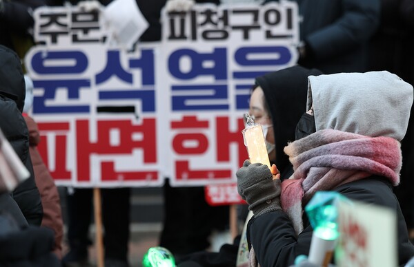 8일 오후 대구 중구 동성로에서 윤석열퇴진 대구시국회의가 주최로 18차 윤석열퇴진 대구시민시국대회가 열리고 있다. 2025.2.8. 연합뉴스