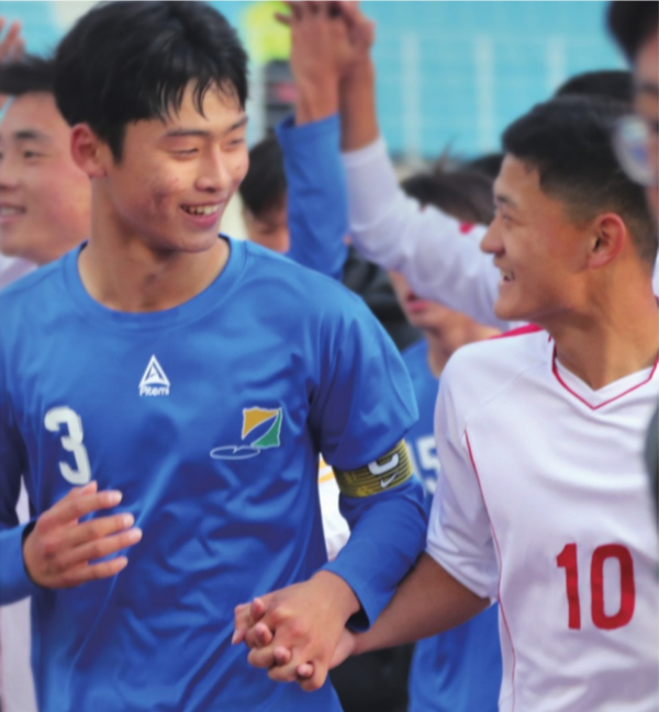 아리스포츠컵 유소년 축구 대회에서 손을 맞잡은 남과 북의 어린 선수들. [남북체육교류협회 제공] 시민언론 민들레