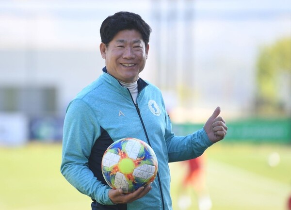 그라운드에서 한손에 축구공을 들고 포즈를 취한 김경성 남북체육교류협회 이사장. [남북체육교류협회 제공] 시민언론 민들레 