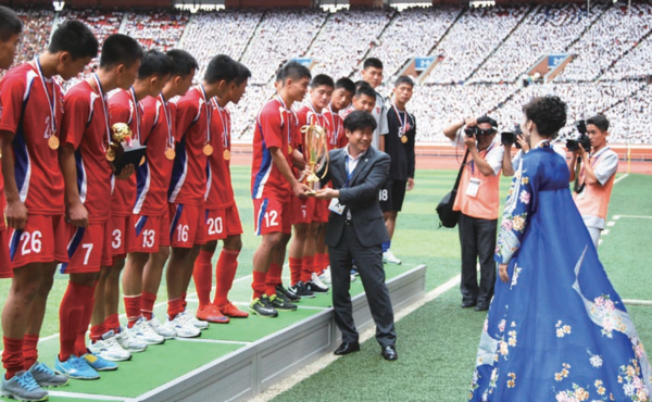 민간단체의 대북 삐라 풍선 탓에 남북 간 포격전이 오간 가운데 치른 2014년 10월 평양 유소년 축구대회. 김경성 남북체육교류협회 이사장이 우승팀에 시상을 하고 있다. [남북체육교류협회 제공] 시민언론 민들레