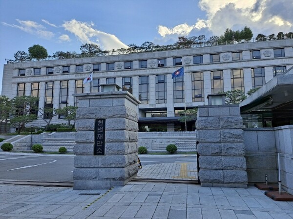 헌법재판소는 12.3 내란 행위가 헌법을 위반했는지 위헌여부를 판단하는 헌법수호기관이다. 전한길 한국사 강사는 문형배, 이미선, 정계선 헌법재판관을 불의한 재판관으로 비난했다. (사진 : 하성환 시민기자)