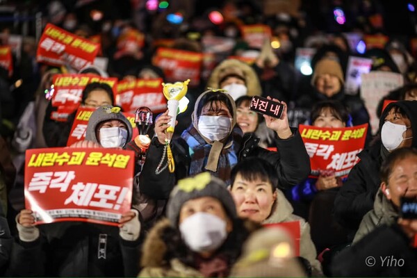 여러 가지 응원봉을 들고 집회에 참여한 시민들 모습. 2025.1.11. 이호 작가