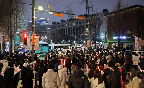 윤석열 지지자들이 19일 저녁 서울 종로구 헌법재판소 인근에서 탄핵 반대 구호를 외치고 있다. 2025.1.19 연합뉴스