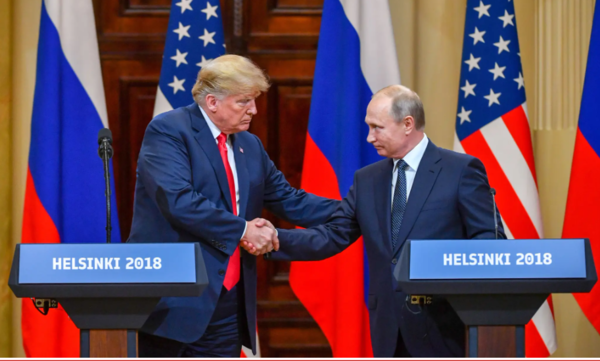 도널드 트럼프 미국 대통령과 블라디미르 푸틴 러시아 대통령이 16일 헬싱키 대통령궁에서 회담한 후 진행한 공동 기자회견에서 악수하고 있다. 2018. 07. 16 [AFP=연합뉴스 자료사진]