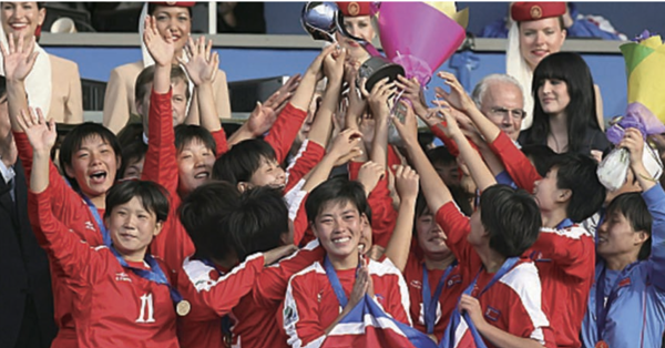 북한 17세 여자축구 대표팀이 2008년 11월 16일 뉴질랜드 월드컵에서 우승한 뒤 우승컵을 들어보이고 있다. [남북체육교류협회 제공] 시민언론 민들레 