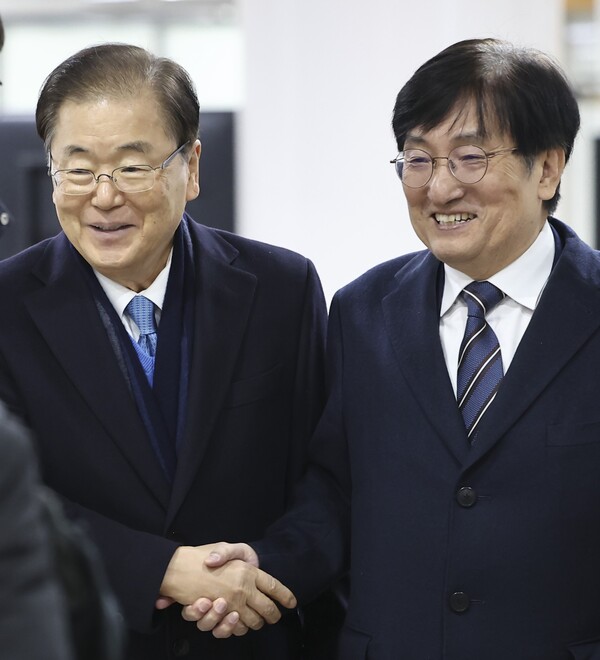 '탈북 어민 강제북송' 사건으로 기소된 정의용 전 국가안보실장(왼쪽)과 노영민 전 대통령 비서실장이 8일 오전 서초구 서울중앙지법에서 열린 속행공판에 출석하고 있다. 2024.1.8. 연합뉴스