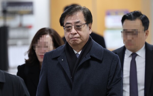 '탈북 어민 강제북송' 사건으로 기소된 서훈 전 국가정보원장 6일 오전 서울 서초구 서울중앙지법에서 열린 속행공판에 출석하고 있다. 2023.12.6. 연합뉴스