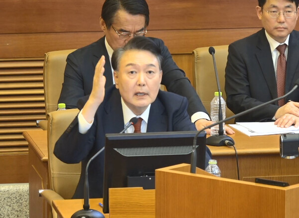 윤석열 대통령이 11일 서울 종로구 헌법재판소에서 열린 본인의 탄핵심판 7차 변론에 피청구인으로 출석해 발언하고 있다. 2025.2.11. 연합뉴스