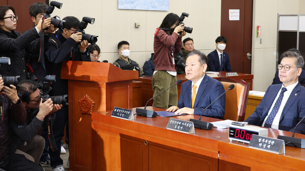 이상민 전 행정안전부 장관(오른쪽 두번째)이 4일 서울 여의도 국회에서 열린 '윤석열 정부의 비상계엄 선포를 통한 내란 혐의 진상규명 국정조사 특별위원회' 청문회에서 답변을 거부한다고 말하고 있다. 2025.2.4. 연합뉴스