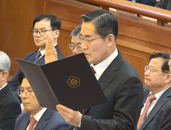 신원식 국가안보실장이 11일 서울 종로구 헌법재판소에서 열린 윤석열 대통령 탄핵심판 7차 변론에 증인으로 출석해 선서하고 있다. 2025.2.11. 연합뉴스