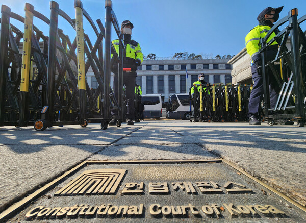 윤석열 대통령의 탄핵심판 7차 변론이 열린 11일 서울 종로구 헌법재판소 주변에서 경찰이 근무를 서고 있다. 최근 윤 대통령 지지자들이 온라인에서 헌법재판소 난동을 모의한 정황이 포착된 이후, 경찰은 이날 오전부터 기동대 46개 부대 2천700여명과 경찰버스 140대를 투입해 차로와 인도 통행을 제한하고 있다. 2025.2.11. 연합뉴스