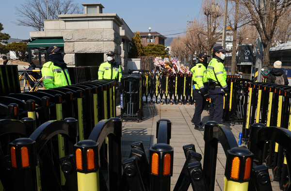윤석열 대통령의 탄핵심판 7차 변론이 열린 11일 서울 종로구 헌법재판소 주변에서 경찰이 근무를 서고 있다. 최근 윤 대통령 지지자들이 온라인에서 헌법재판소 난동을 모의한 정황이 포착된 이후, 경찰은 이날 오전부터 기동대 46개 부대 2천700여명과 경찰버스 140대를 투입해 차로와 인도 통행을 제한하고 있다. 2025.2.11. 연합뉴스