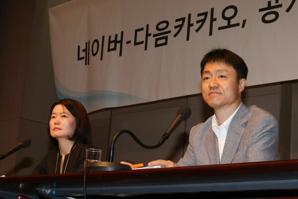 2015년 5월 28일 서울 중구 태평로 한국프레스센터에서 열린 '네이버-다음카카오, 공개형 뉴스제휴평가위원회 설명회'에서 임선영 다음카카오 이사(왼쪽)와 유봉석 네이버 이사가 취재진의 질문에 답하고 있다. 언론계 중심으로 구성되는 뉴스제휴평가위원회가 심사를 거쳐 매체의 자격을 평가하면 양사가 이를 바탕으로 뉴스 제휴를 맺거나 연장하는 내용이 골자다. 2015.5.28 연합뉴스