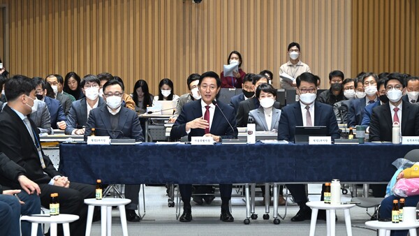 오세훈 서울시장이 1월 14일 서울시청 대회의실에서 열린 '규제 풀어 민생 살리기 대토론회'에서 인사말을 하고 있다. 2025.1.14 [서울시 제공] 연합뉴스