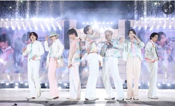 BTS의 2022년 서울 공연 모습.   가디언  2월 12일