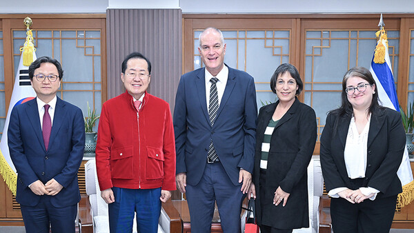 주한 이스라엘 대사 라파엘 하르파즈와 홍준표 대구시장의 만남/ 출처 - 대구시 