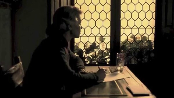 영화 '벌집의 정령' 한 장면. 창가에 앉아 있는 어머니는 내전으로 인해 상실감에 젖은 세대를 대변한다. 그녀가 실존하지 않은 연인에게 편지를 쓰고 기차편으로 보내는 장면은 현실과 과거 사이에서 갈등하는 내면의 분열을 보여준다. 육각형의 창문은 질서와 통제의 시대를 함축하며, 이후로도 줄기차게 등장한다.