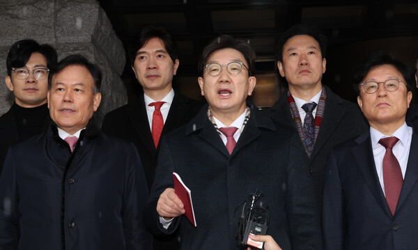 국민의힘 권성동 원내대표 등 지도부가 12일 헌법재판소 항의 방문을 마친 뒤 발언하고 다. 2025.2.12. 연합뉴스