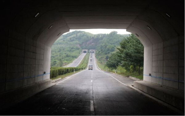 2018년 8월 평양에서 열린 아리스포츠컵 유소년 축구대회에 참가하는 남측 대표단이 개성~평양 고속도로를 달리고 있다. '아리'는 아리랑에서 따 왔다. 김진호 에디터 