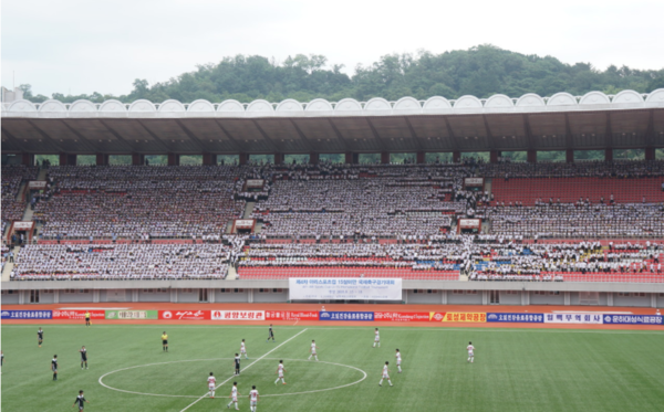 같은 장소 다른 장면. 2018년 8월 평양 김일성 경기장에서 남북 축구 꿈나무들이 아리스포츠컵 국제유소년 축구 대회 경기를 하고 있다. 경기장 위쪽으로 모란봉이 보인다.  김진호 에디터 