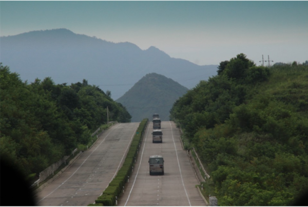 평양으로 가는 길. 2018년 8월 평양에서 열린 아리스포츠컵 국제 유소년 축구대회를 치르기 위해 개성~평양 고속도로를 달려가는 차량 행렬. 김진호 에디터 