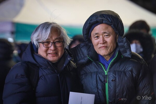 촛불집회 현장에서 만난 김민웅 촛불행동 상임대표(왼쪽)와 도올 김용옥. 