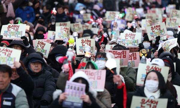 8일 오후 대구 중구 동성로에서 윤석열퇴진 대구시국회의가 주최로 18차 윤석열퇴진 대구시민시국대회가 열리고 있다. 2025.2.8 연합뉴스
