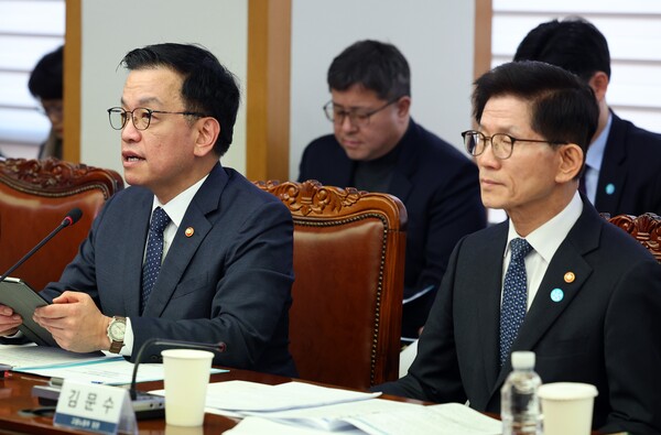 최상목 대통령 권한대행 부총리 겸 기획재정부 장관이 14일 서울 마포구 한국경영자총협회(경총)에서 열린 민생경제점검회의에서 발언하고 있다. 왼쪽은 김문수 고용노동부 장관. 2025.2.14. 연합뉴스