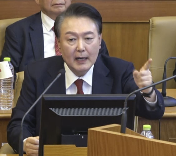 윤석열 대통령이 6일 서울 종로구 헌법재판소에서 열린 윤 대통령 탄핵 심판 6차 변론에서 증인으로 출석한 곽종근 전 육군 특수전사령관의 답변을 들은 뒤 발언을 하고 있다. 2025.2.6. [헌법재판소 제공] 연합뉴스