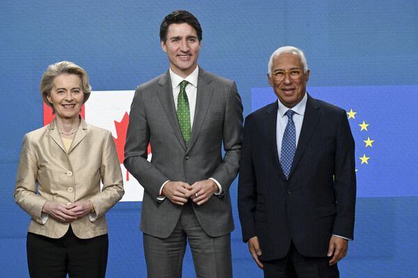 우르줄라 폰데어라이엔 EU 집행위원장(왼쪽부터), 쥐스탱 트뤼도 캐나다 총리, 안토니우 코스타 EU 정상회의 상임의장이 지난 12일(현지시각) 벨기에 브뤼셀 EU 본부에서 회동 후 기념 촬영하고 있다. 캐나다와 멕시코, EU, 브라질 등 미국의 주요 무역적자국들은 트럼프 정부의 상호관세 정책에 대한 대응책 마련에 쫓기고 있다. 2025.2.13. EU 제공 연합뉴스