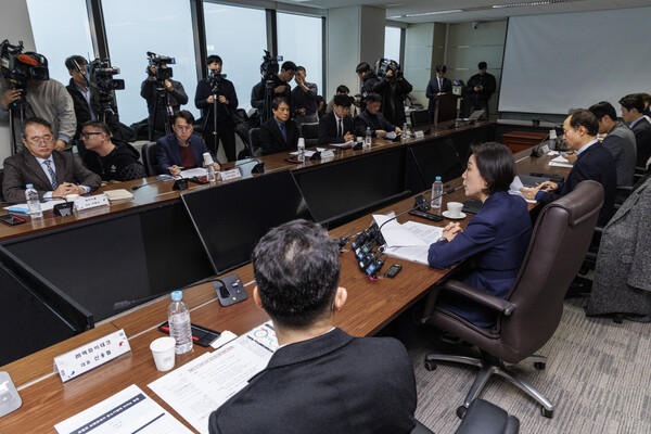 오영주 중소벤처기업부 장관이 12일 서울 영등포구 63빌딩 내 기술보증기금 서울지점에서 열린 미 트럼프 2기 행정부 대응, 중소기업 지원 간담회에 참석해 정부 정책 방향을 설명하고 있다. 2025.2.12. 연합뉴스