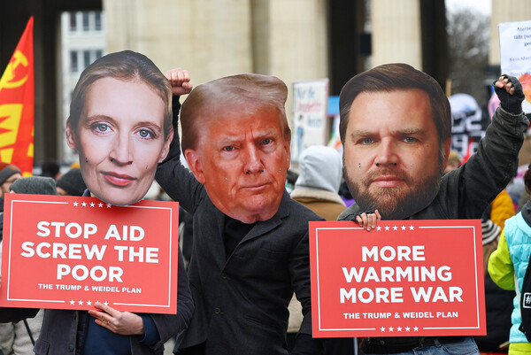 뮌헨안보회의가 14일 독일 뮌헨에서 열린 가운데, 미국의 도널드 트럼프 대통령과 JD 밴스 부통령, 그리고 알리스 바이델 AfD(독일 대안당) 공동대표의 마스크를 쓰고 항의 시위를 벌이고 있다. 2025. 02. 14 [로이터=연합뉴스]