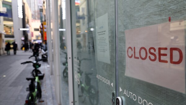 최근 5년 가까이 코로나19 대유행과 소비 부진 충격을 금융기관 대출로 버텨온 자영업자들이 속속 한계를 맞고 있다. 사진은 서울 명동 거리 모습. 2024.12.29.연합뉴스