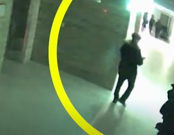 지난해 12월 4일 새벽 국회에 진입한 계엄군이 국회 사무처 직원의 만류에도 불구하고 본관 지하 1층 전력을 차단하는 모습이 국회 CCTV 영상에 잡혔다. 민주당 제공