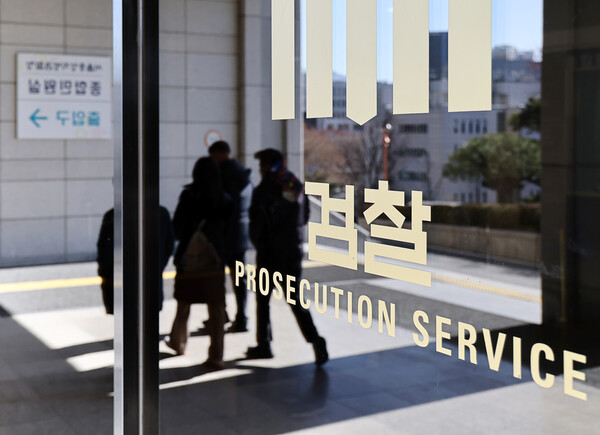 창원지검은 17일 정치 브로커로 알려진 명태균 씨 관련 사건 중간수사 결과를 발표하면서 국민의힘 김영선 전 의원 등을 이해충돌방지법 위반 등 혐의로 추가 기소하고, 아직 기소하지 않은 공천 개입 및 여론조사 관련 고발 사건은 서울중앙지검으로 이송한다고 밝혔다. 사진은 이날 서초구 서울중앙지검. 2025.2.17. 연합뉴스