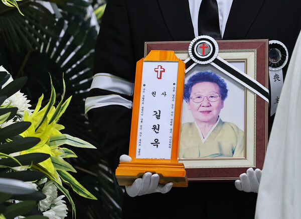 일본군 위안부 피해자 길원옥 할머니의 발인이 18일 인천 연수구 인천적십자병원 장례식장에서 엄수되고 있다. 일본군 위안부 피해자인 길원옥 할머니는 지난 16일 오후 향년 97세 일기로 별세했다. 2025.2.18 연합뉴스