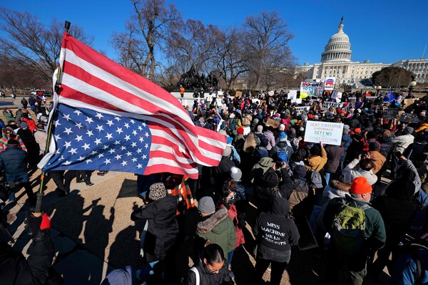 미국 초대 대통령인 조지 워싱턴의 생일을 기념하는 '대통령의 날'인 17일  수도 워싱턴D.C. 연방 의회 의사당 앞에서 '나의 대통령날 아니다' 시위가 벌어지고 있다. 2025. 02. 17 [AFP=연합뉴스]
