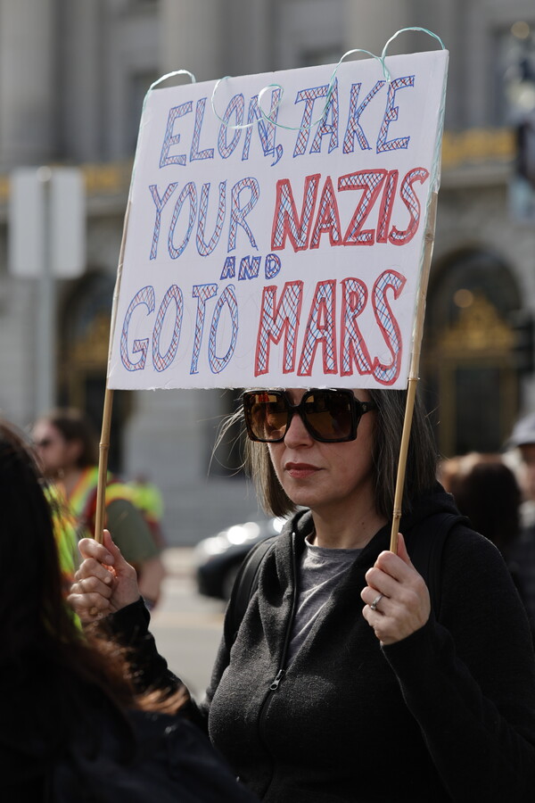 미국 '대통령의 날'인 17일 캘리포니아주 샌프란시스코 시청 앞에서 열린 도널드 트럼프 대통령과 일론 머스크 정부효율부 장관 반대 집회에서 한 시민이 "일론,  네 나치스를 끌고 화성으로 가라"는 글귀가 쓰인 손팻말을 들고 있다. 2025. 02. 17 [EPA=연합뉴스]