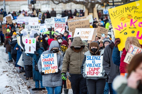 미국 '대통령의 날'인 17일 매사추세츠 보스턴에서 시민들이 도널드 트럼프 대통령과 그의 정책에 반대하는 집회를 가진 뒤 행진하고 주의회 의사당에서 시청사까지 행진하고 있다. 2025. 02. 17 [AFP=연합뉴스]