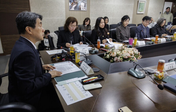 이주호 부총리 겸 교육부 장관이 14일 서울 영등포구 한국 교육시설 안전원에서 열린 학교 구성원 정신 건강 관리 및 안전 대책 논의를 위한 제66차 함께 차담회에 참석해 발언하고 있다. 2025.2.14. 연합뉴스