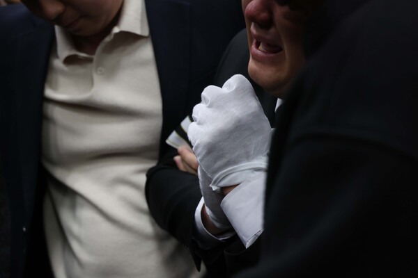 학교에서 교사에게 살해된 8살 김하늘 양이 14일 영면에 들어갔다. 하늘이 마지막 길을 바라보는 아버지가 두손을 모아 오열하고 있다. 2025.2.14. 연합뉴스