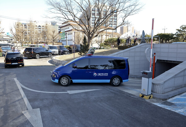 윤석열 대통령의 탄핵 심판 9차 변론이 열린 18일 윤 대통령이 탑승한 것으로 추정되는 호송 차량이 헌재를 나서고 있다. 윤 대통령은 이날 변론에 출석하기 위해 헌법재판소에 왔으나 변론 시작 전 구치소로 복귀했다. 2025.2.18. 연합뉴스