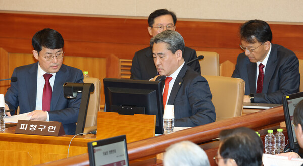 18일 서울 종로구 헌법재판소에서 열린 윤석열 대통령 탄핵심판 9차 변론에서 윤 대통령 변호인단이 피청구인 좌석에 앉아있다. 2025.2.18. 연합뉴스