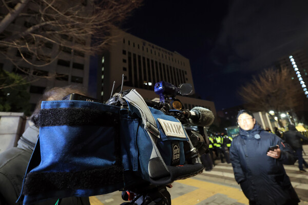 윤석열 대통령이 내란 우두머리 혐의로 구속되자 일부 지지자들이 서울 마포구 서울서부지방법원을 습격한 19일 오전 서부지법 앞에서 일본 NHK 취재진이 현장을 보도하고 있다. 2025.1.19 연합뉴스.