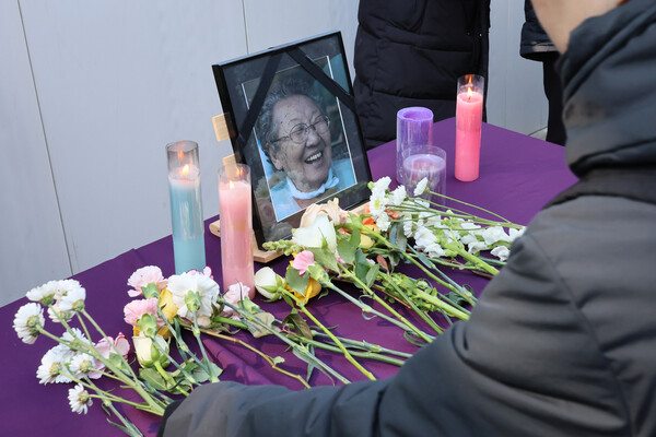 19일 서울 종로구 주한일본대사관 인근에서 열린 제1688차 일본군성노예제 문제해결을 위한 정기 수요시위에서 시민들이 길원옥 할머니 영정에 헌화하고 있다. 2025.2.19. 연합뉴스