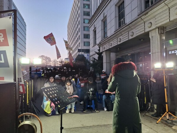 20일 오후 6시부터 서울 여의도 국민의힘 당사 앞에서 열린 '국힘해체 게릴라 콘서트'에서 가수 이수진 씨가 공연하고 있다. 사진=황의원 시민기자