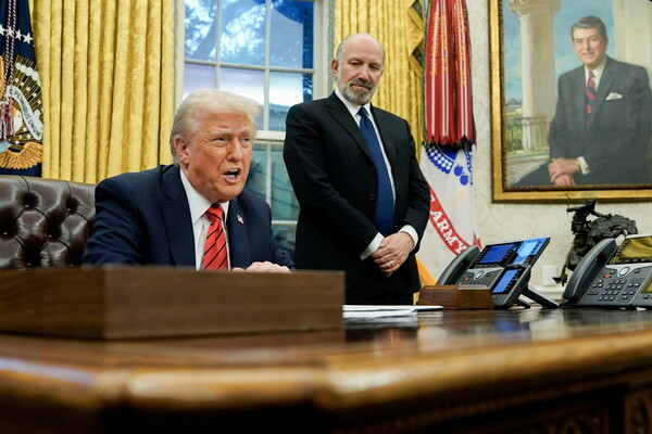 지난 2월 10일 하워드 러트닉 상무장관 지명자가 지켜보는 가운데 도널드 트럼프 미 대통령이 백악관 집무실에서 모든 수입 철강 및 알루미늄에 25% 관세를 물리는 행정명령에 사인을 했다. 2025. 2. 10. epa 연합뉴스