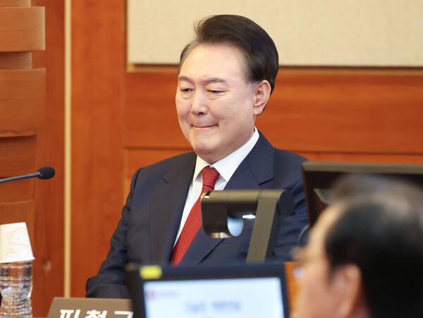 윤석열 대통령이 13일 서울 종로구 헌법재판소 대심판정에서 열린 윤석열 대통령 탄핵심판 8차 변론기일에 출석해 있다. 2025.2.13 [사진공동취재단] 연합뉴스