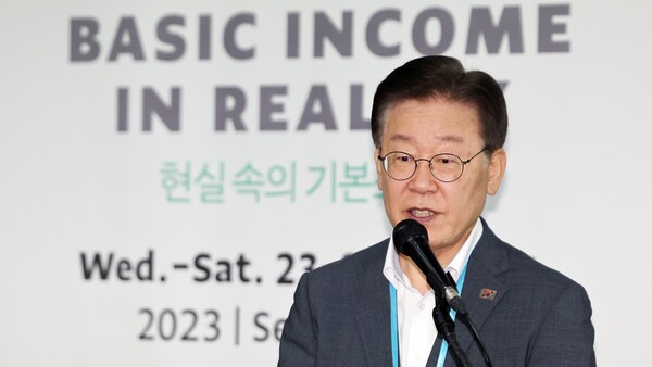 더불어민주당 이재명 대표가 23일 오전 서울 이화여자대학교 ECC에서 열린 제22차 기본소득 지구 네트워크 대회 개막식에서 축사하고 있다. 2023. 8. 23. 연합뉴스